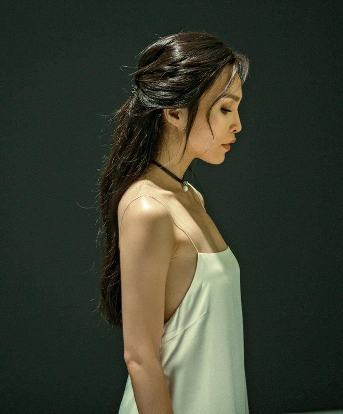 Hiền Thục lại như mất hết đường cong cùng mẫu đầm 2 dây mong manh. 