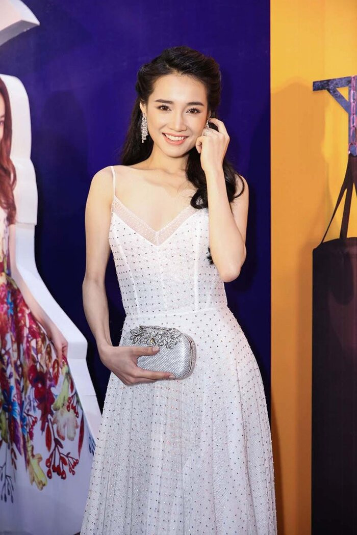 Váy hai dây cũng từng là 'kẻ thù', Nhã Phương nên tránh xa khi để lộ hoàn toàn cánh tay kém duyên. 