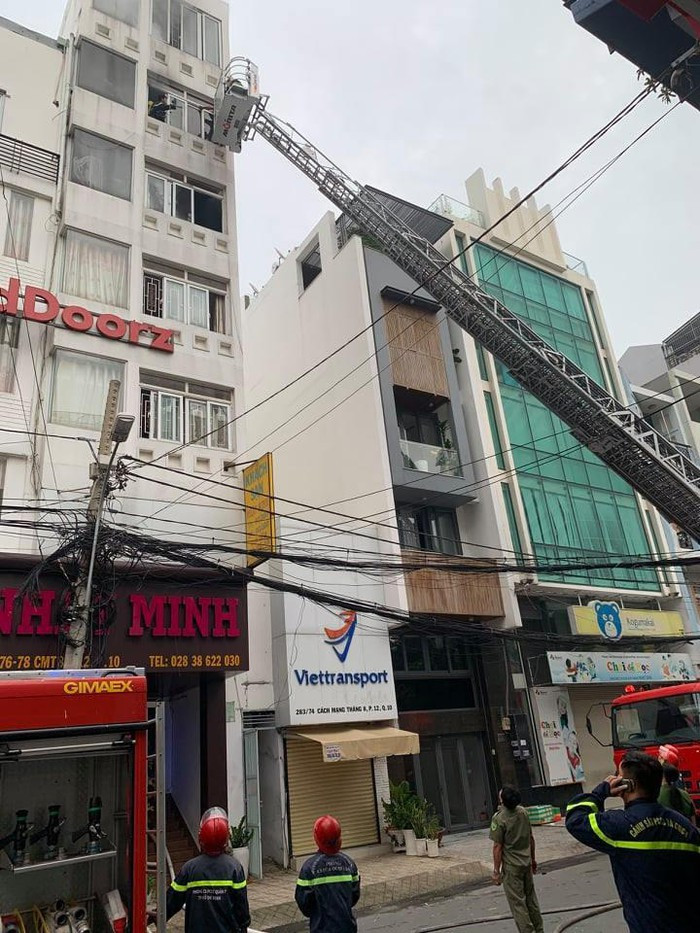 Lực lượng Cảnh sát PCCC giải cứu người bị kẹt trên tầng cao của khách sạn. Ảnh SGGP