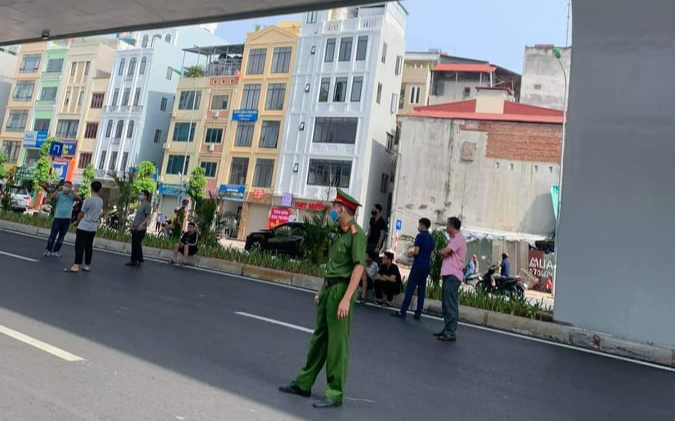 Dựng hiện trường vụ nam thanh niên cầm hung khí đập phá xe của người dân sau va chạm giao thông Ảnh 2