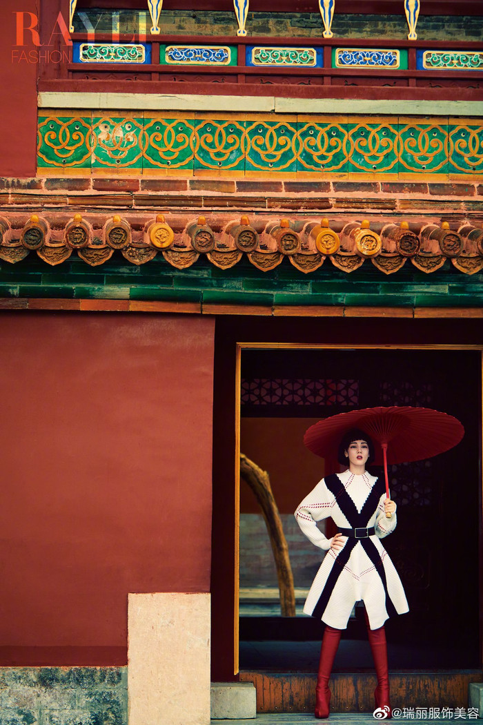 Gà nhà Dương Mịch tạo hình 'thả dáng' với bối cảnh là Tử Cấm Thành 