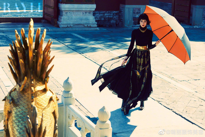 Địch Lệ Nhiệt Ba trong những khung ảnh thời trang mới nhất của mình 