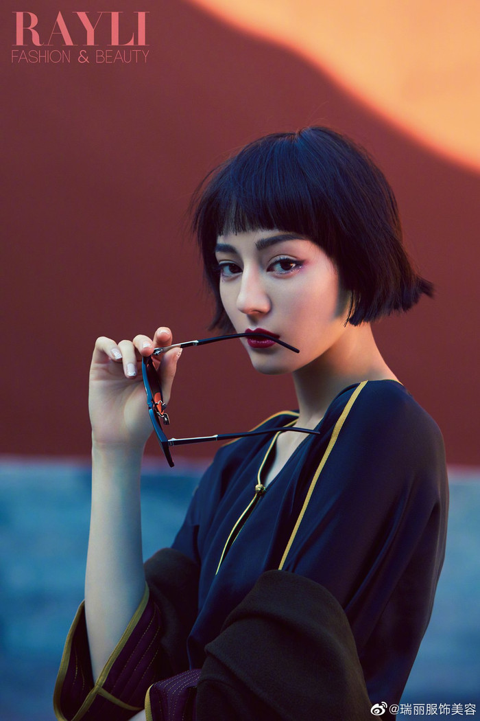 Dù tóc tai có phần 'xấu lạ' nhưng nhờ nhan sắc đẹp mĩ miều nên dù tóc có thiết kế nham nhở thì trông Địch Lệ Nhiệt Ba vẫn toát lên thần thái không lẫn vào ai