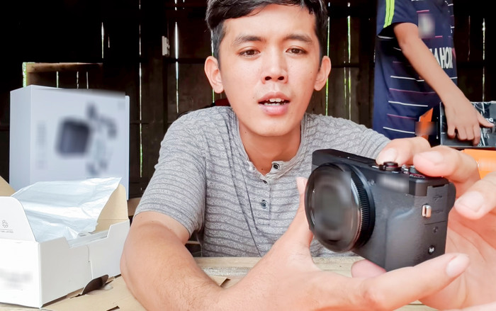 Một chiếc ảnh khoảng 5 triệu để phục vụ công việc làm YouTube. (Ảnh: Sang Vlog)