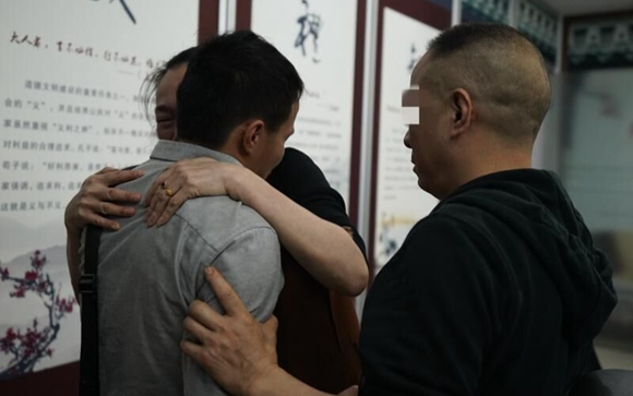 Bị bắt cóc lúc 5 tuổi, người đàn ông xúc động khi được đoàn tụ với gia đình sau 26 năm Ảnh 2