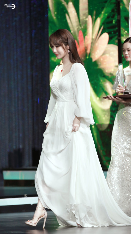 Buổi tuyên dương đề cử của giải Kim Kê Bách Hoa: Dịch Dương Thiên Tỉ cạnh tranh với đàn anh, Dương Tử xinh đẹp rạng ngời Ảnh 20