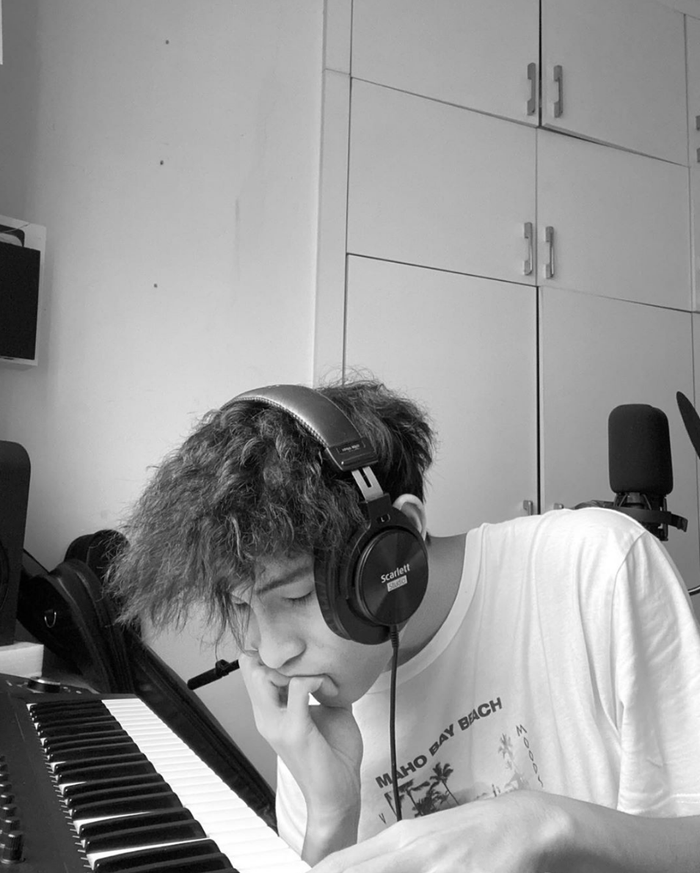 Một anh chàng nghệ sĩ đa tài, lại còn điển trai thì có cô nàng nào cưỡng lại nổi chứ?.