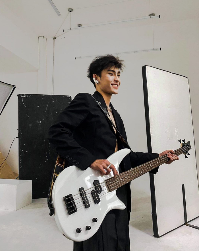 Gương mặt góc cạnh, nam tính cùng nụ cười nở hoa. 