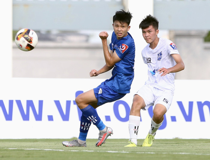 Học viện NutiFood (áo trắng) hạ HAGL 3-0 ở bán kết U17 Quốc gia 2020.