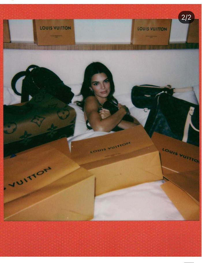 Siêu mẫu treo thưởng hàng xịn sò cho fans may mắn nhất 