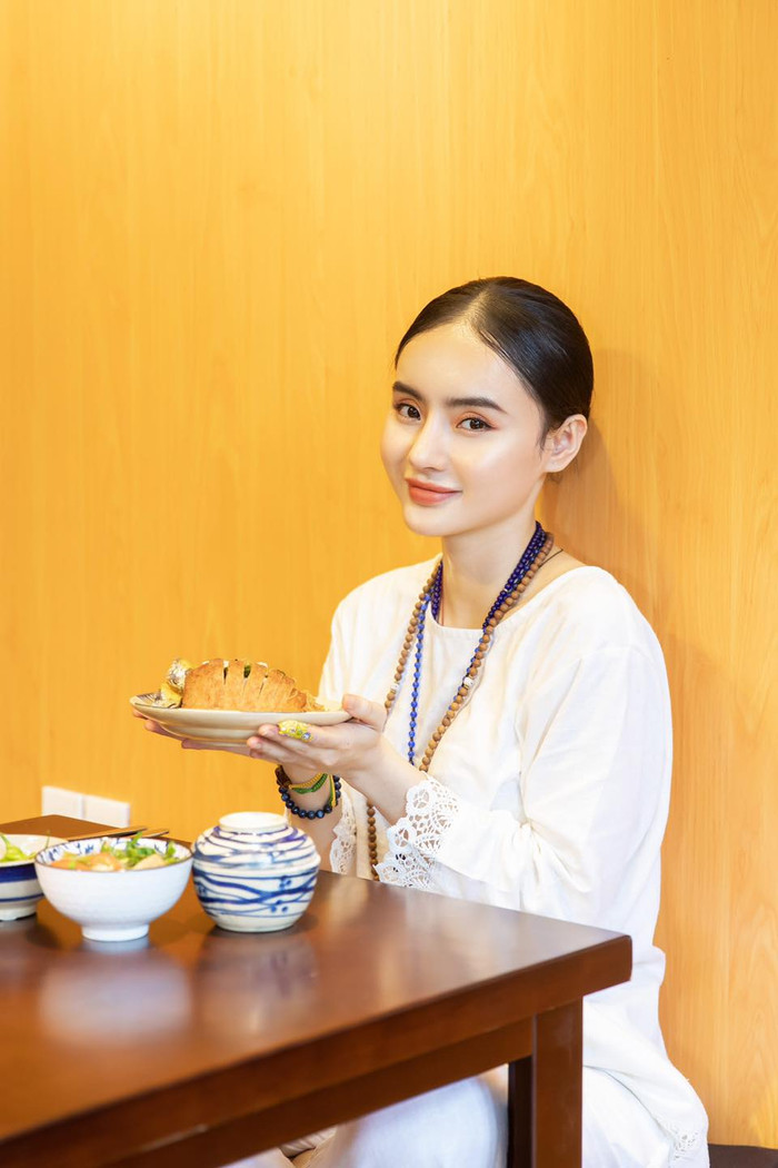 Cô nàng cùng chị gái kinh doanh quán ăn chay