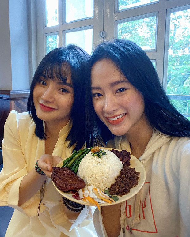 Phương Trang và Phương Trinh ăn mặc kín đáo, để tóc đơn giản nhưng vẫn vô cùng xinh đẹp