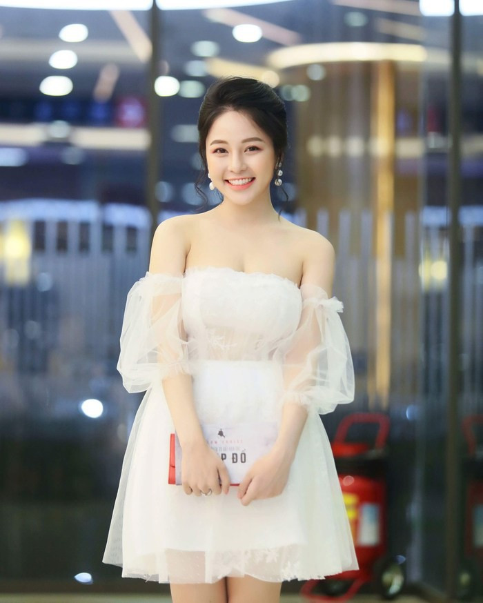 Trước đó, cô nàng chuộng như bộ cánh dễ thương, ngọt ngào nhưng không kém phần quyến rũ