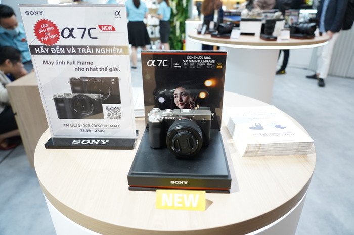 Việc liên tục khai trương các Sony Center tại Việt Nam chứng minh cho điều này. Hồi tháng 7, hãng cũng đưa vào hoạt động một Sony Center ở TTTM Estella Place.