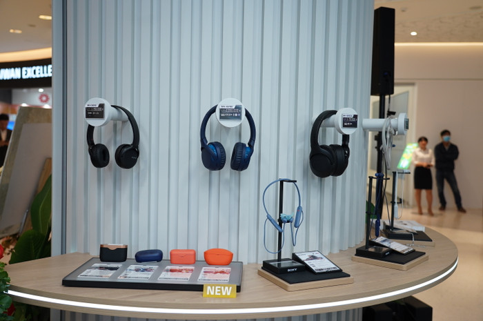 Các thiết bị tai nghe được Sony mang đến đầy đủ ở Sony Center mới giúp người dùng có được những trải nghiệm mới nhất đến từ hãng này.