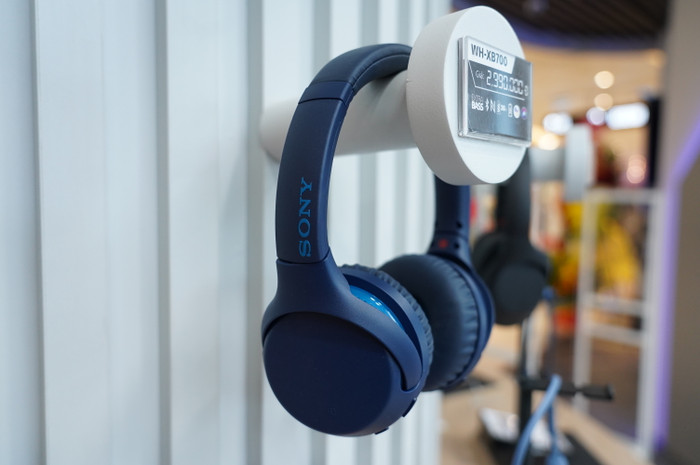 Chiếc tai nghe trùm tai WH-XB700.