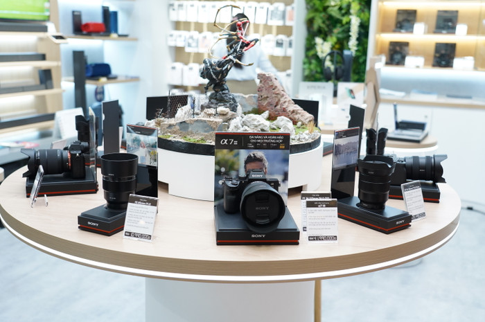 Một số mẫu máy ảnh mới được Sony đưa đến Sony Center mới toạ lạc ở TTTM Crecsent Mall.