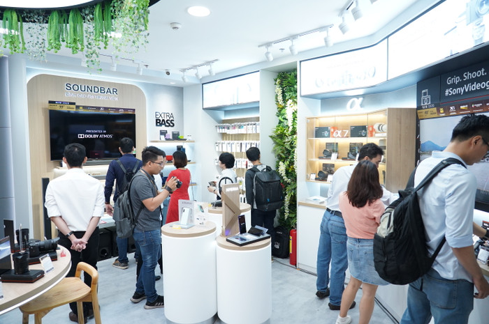 Không gian Sony Center này không quá rộng song đủ chỗ để Sony trình diễn các công nghệ mới nhất của mình.