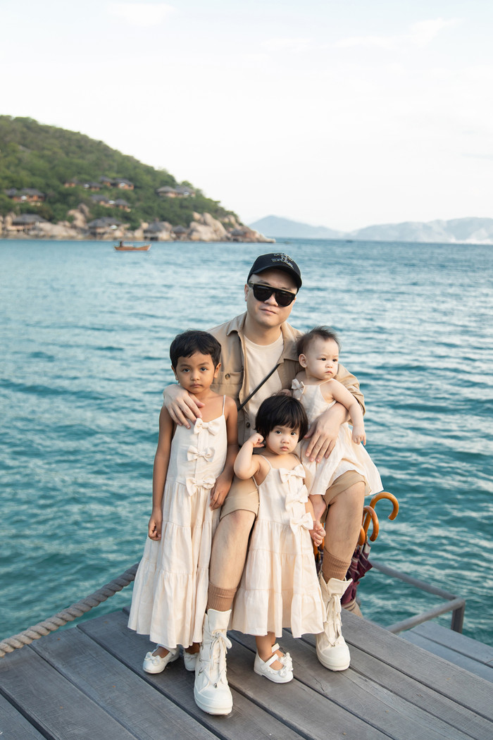 Gia đình NTK Đỗ Mạnh Cường ăn diện đồng điệu, tổ chức sinh nhật cho con gái trên bãi biển Ảnh 1