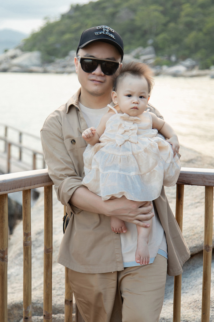 Gia đình NTK Đỗ Mạnh Cường ăn diện đồng điệu, tổ chức sinh nhật cho con gái trên bãi biển Ảnh 4