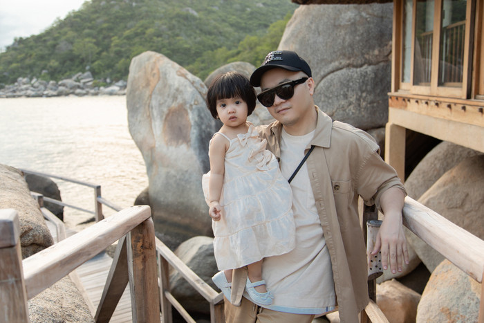 Gia đình NTK Đỗ Mạnh Cường ăn diện đồng điệu, tổ chức sinh nhật cho con gái trên bãi biển Ảnh 6