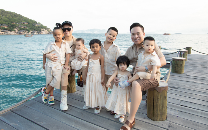 Gia đình NTK Đỗ Mạnh Cường ăn diện đồng điệu, tổ chức sinh nhật cho con gái trên bãi biển Ảnh 2