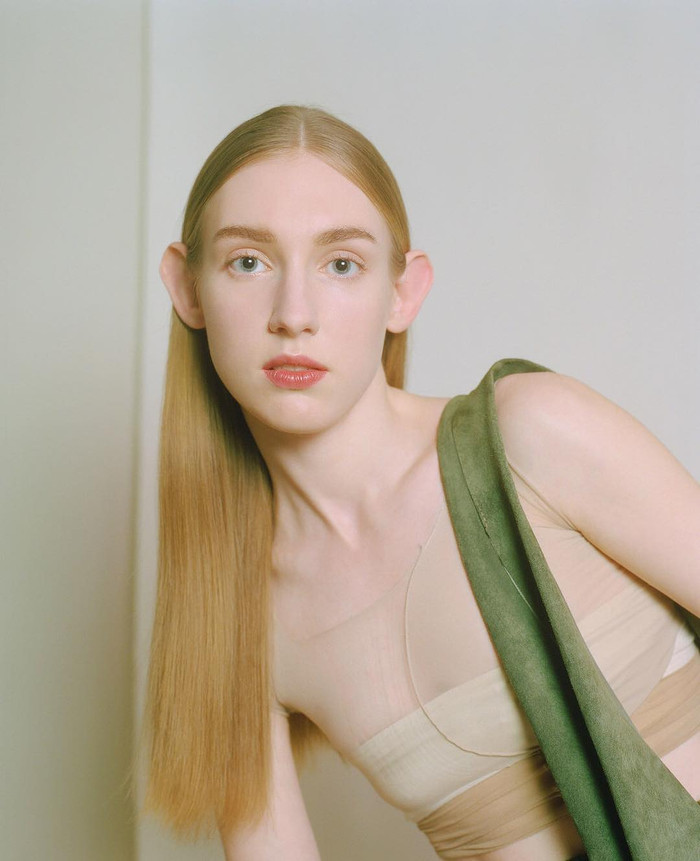 Daria Svertilova là người mẫu kiêm nhiếp ảnh gia đến từ Ukraine. Hiện nay cô sống ở Paris và làm việc với các thương hiệu lớn như Dior, Balmain và Rick Owens. 