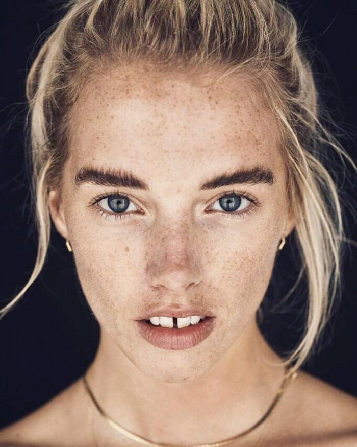 Khoảng cách giữa hai chiếc răng cửa là đặc điểm nổi bật nhất của Becca Horn. Cô không bao giờ ngại cười và giấu giếm hàng nghìn vết tàn nhang trên mặt. 