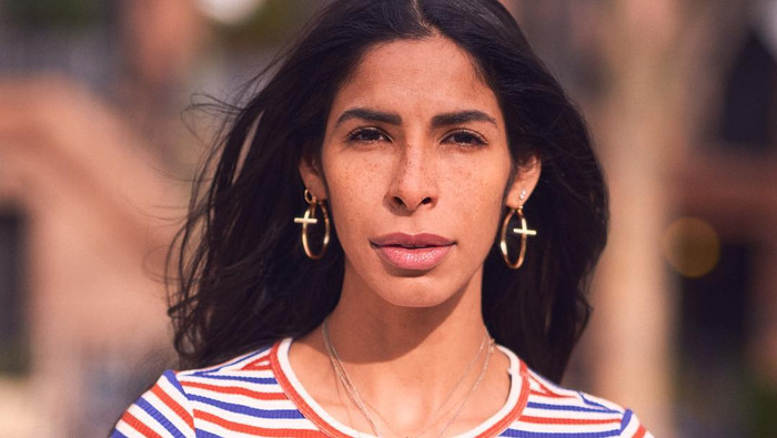  Người mẫu kiêm blogger Jessica Hope được gọi là người đại diện cho vẻ đẹp tự nhiên và chống lại những định kiến về sắc tộc. Công ty quản lý người mẫu We Speak tin rằng ngành công nghiệp thời trang không nên chỉ nói về mỹ phẩm mà cần lên tiếng về các chủ đề nhức nhối trong xã hội. 