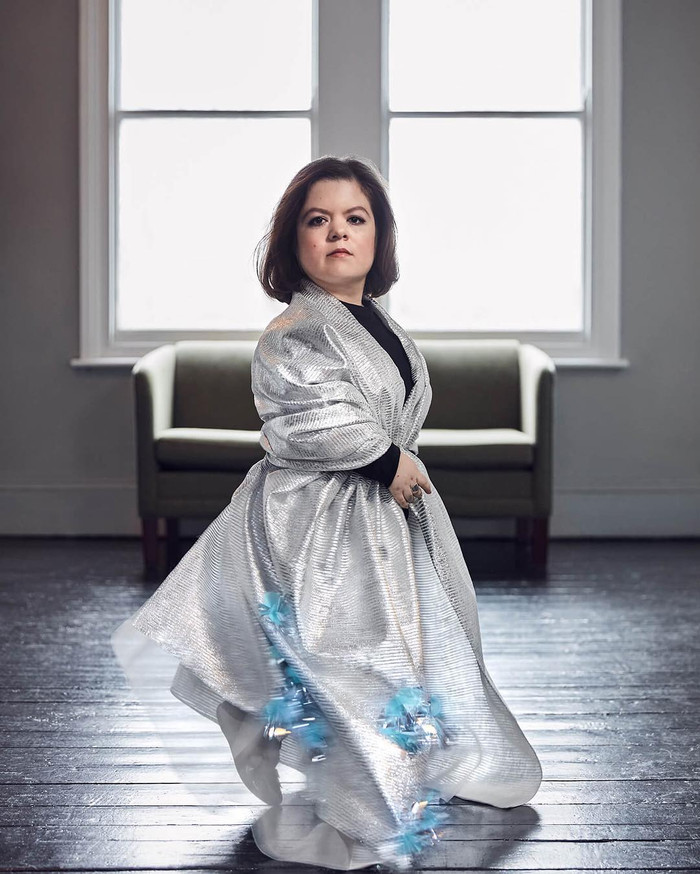 Là một người đam mê thời trang, một nhà hoạt động, đồng thời là nhà văn kiêm biên tập viên của tạp chí Vogue Anh, Sinéad Burke có rất nhiều tài năng to lớn trong thân hình bé nhỏ. 