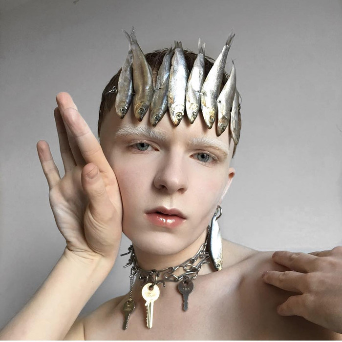 Luke Smith là một stylist kiêm người mẫu đến từ London. Phong cách ăn mặc và trang điểm khác thường giúp anh có 25,5 nghìn người theo dõi trên instagram.  