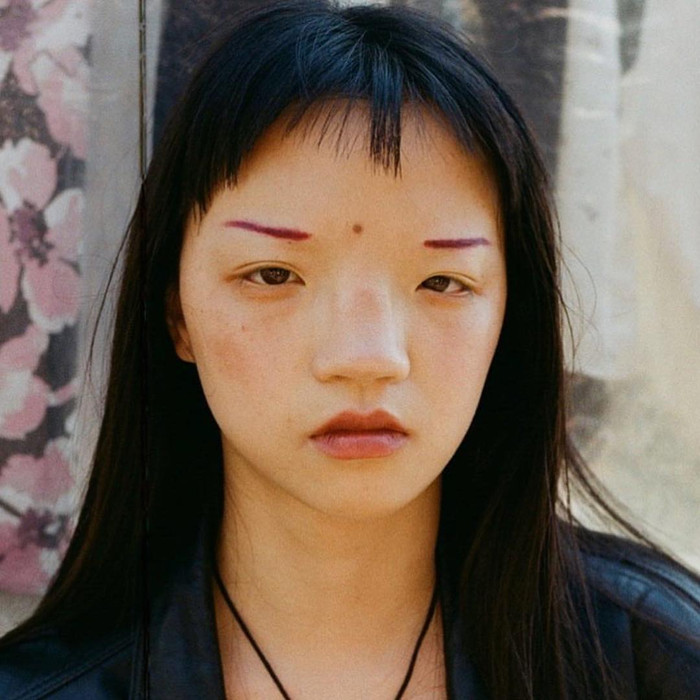 Tin Gao là thành viên mới của công ty quản lý người mẫu Anti-Agency. Hiện tại chúng ta không có nhiều thông tin về cô. Nhưng bất cứ ai đã từng nhìn thấy ảnh của Tin đều cho rằng cô sẽ thổi một làn gió mới vào thế giới thời trang. 