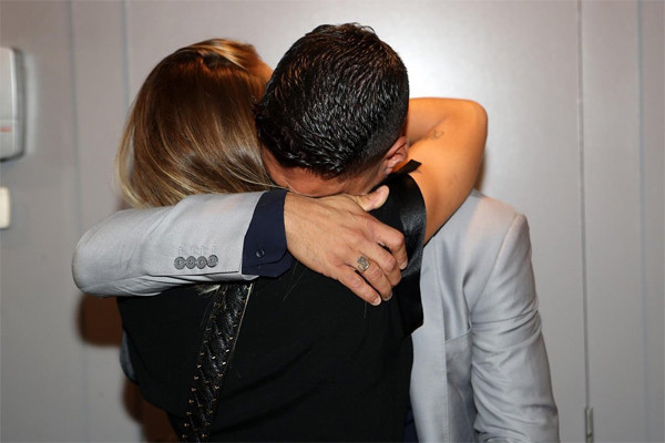 Suarez khóc nghẹn trên vai vợ trong ngày rời Nou Camp.