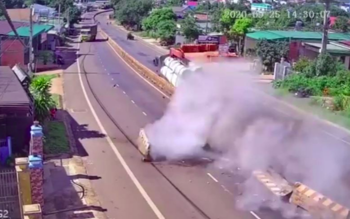 Clip: Xe tải cẩu chở bê tông mất lái, cày nát dải phân cách sau khi va chạm với xe taxi Ảnh 2