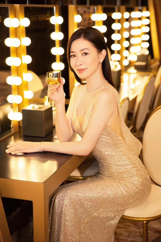 Bộ váy tôn lên vóc dáng 3 vòng căng đét của mỹ nhân Hong Kong