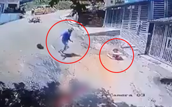 Clip: Thanh niên vứt xe máy giữa đường, lao ra cứu em bé đang trôi xe Ảnh 2