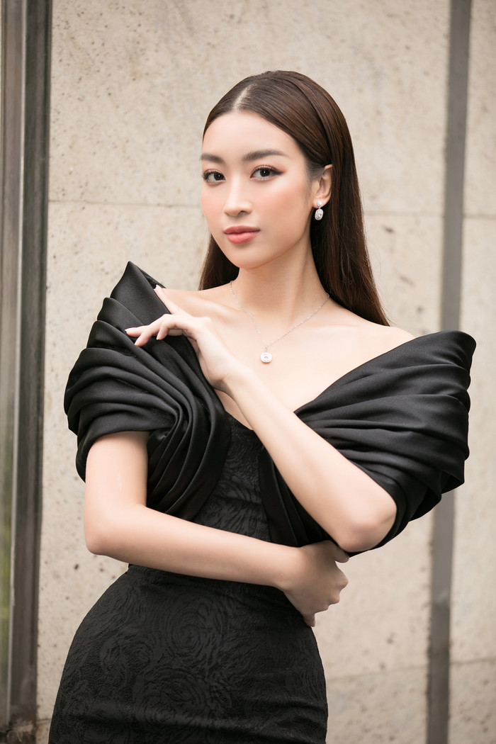 Thần thái, nhan sắc ngày càng thăng hạng, Đỗ Mỹ Linh đẹp nức nở, thu hút ánh nhìn bao người. 