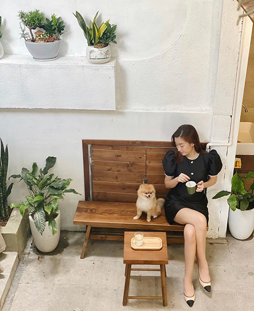 Đặc biệt, sắc đen ngày càng xuất hiện nhiều trong tủ quần áo của cô, thể hiện nét chín chắn, trưởng thành. 