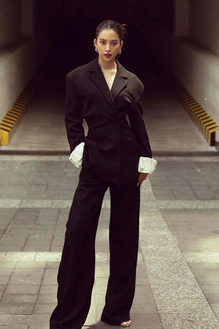 Tuy so với tần suất diện váy áo không nhiều bằng, nhưng so ra, mỗi lần nào thả dáng cùng suit menswear, cô nàng cũng tạo được sự chú ý. 