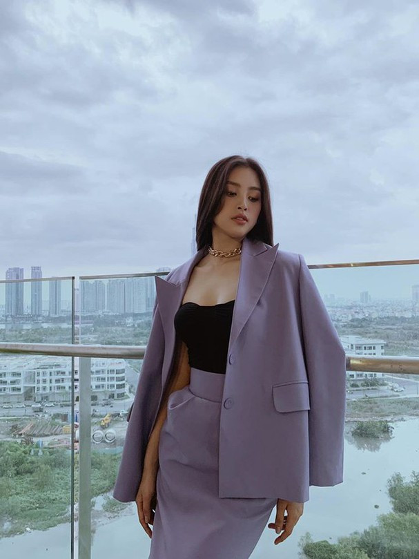 Mix cùng chân váy trông nhẹ nhàng, tổng tài hơn. 