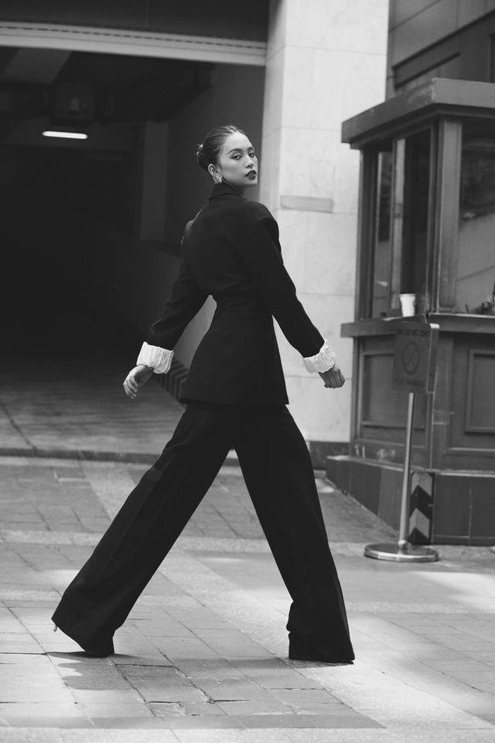 Trước đó, Tiểu Vy cũng nhiều lần chọn diện vest menswear, mạnh mẽ nhưng rất gợi cảm. 