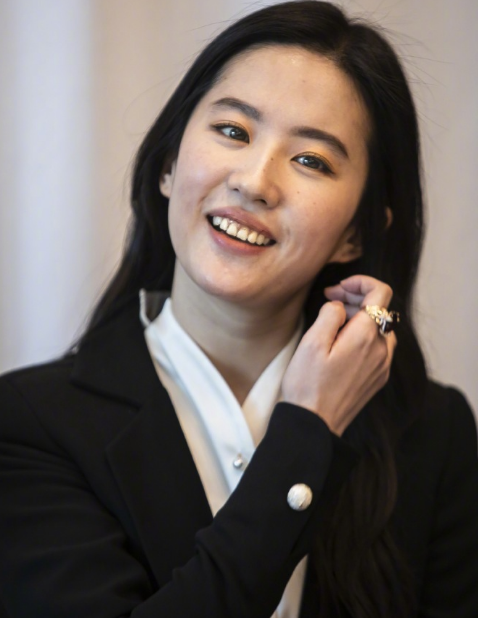 Có thể thấy khi thiếu những công nghệ chỉnh sửa ảnh, Lưu Diệc Phi để lộ vết tàn nhang trên mặt, da cũng không còn sáng và đều màu như trước