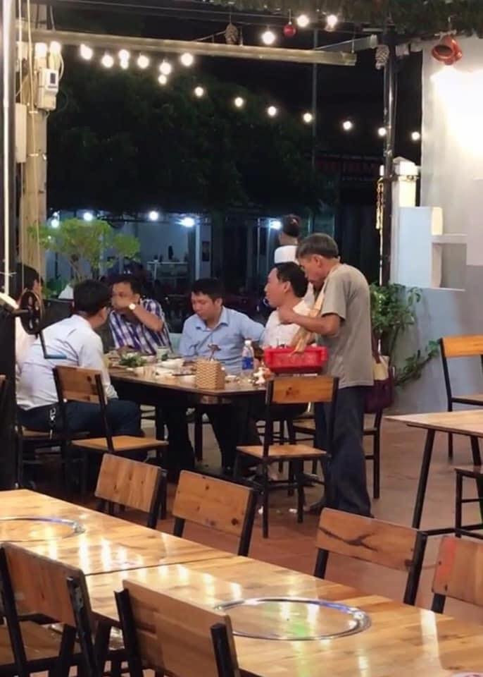 Cụ ông bán hàng rong với dáng vẻ khắc khổ đến trước bàn ăn 