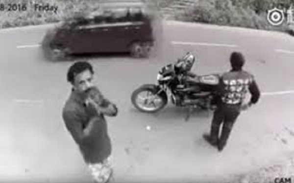 Đang móc túi thì phát hiện bị ghi hình, tên trộm chắp tay xin tha trước camera Ảnh 2