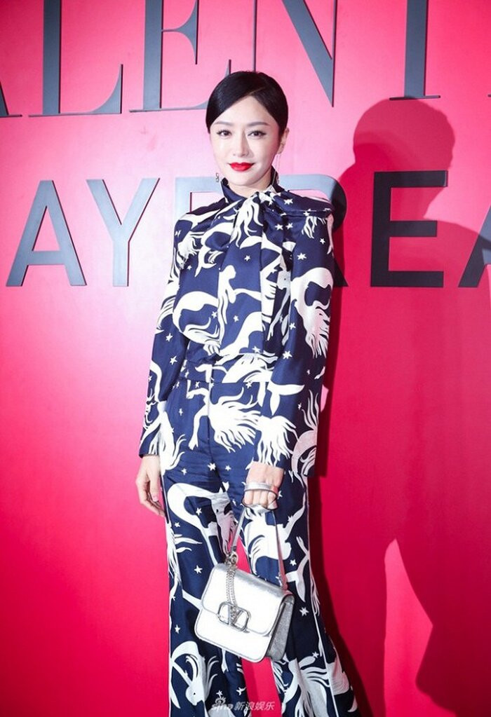 Nữ diễn viên lại góp mặt trong một bữa tiệc thời trang khác của Valentino vào năm ngoái trong cây đồ xa xỉ