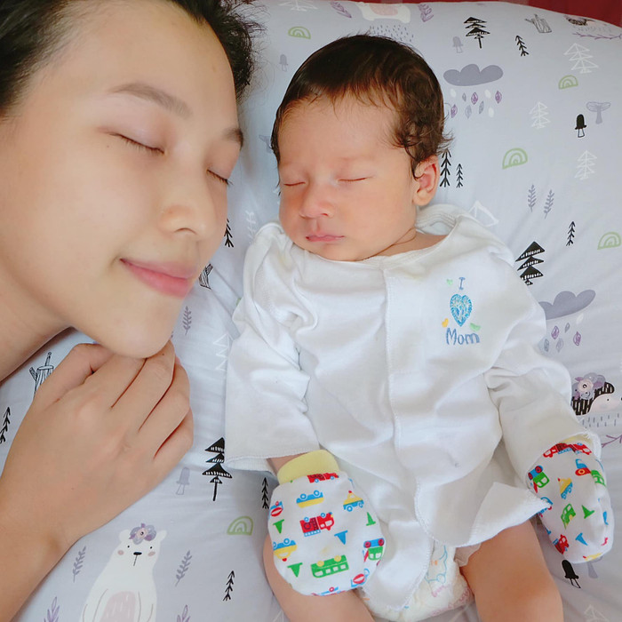 Hoàng Oanh còn khiến nhiều người không khỏi thích thú khi tiết lộ cô đã tranh luận với ông xã vì không biết quý tử đầu lòng giống ai