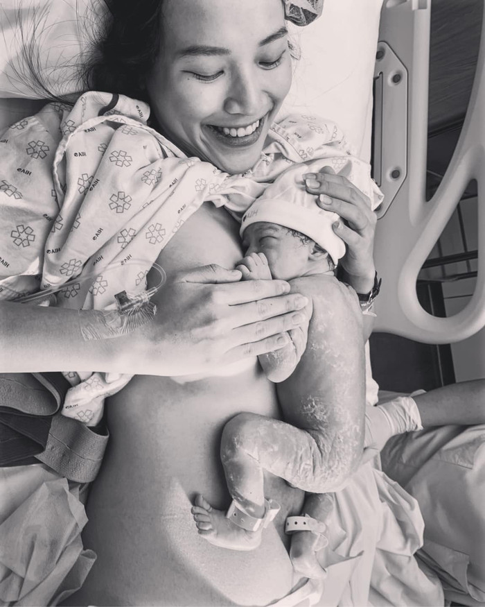 Sau khi trải qua đủ các cung bậc cảm xúc từ đau đớn, mệt mỏi thì Hoàng Oanh cũng vỡ oà hạnh phúc và vui sướng khi được ôm con trai bé bỏng trong vòng tay