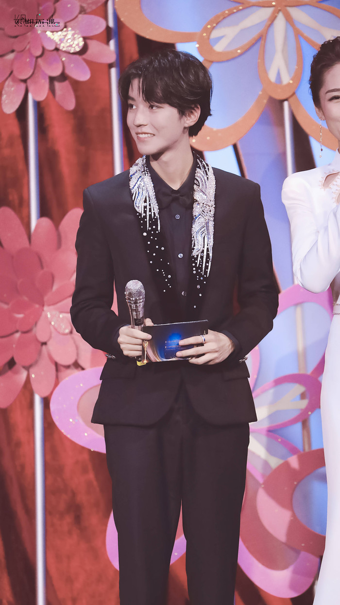 'Bách Hoa 2020': Vương Tuấn Khải - Dịch Dương Thiên Tỉ đoàn tụ, 101 khoảnh khắc đẹp đến ngộp thở! Ảnh 23