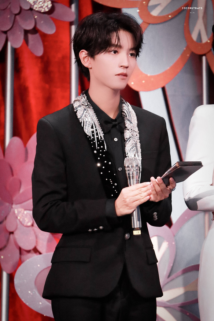 'Bách Hoa 2020': Vương Tuấn Khải - Dịch Dương Thiên Tỉ đoàn tụ, 101 khoảnh khắc đẹp đến ngộp thở! Ảnh 28