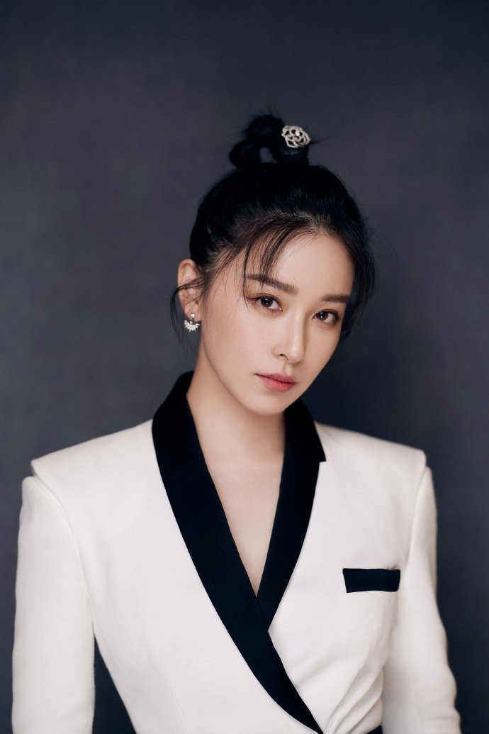 Cận cảnh nhan sắc bộ đôi TFBOYS, Dương Tử và loạt sao Cbiz trước khi đổ bộ thảm đỏ 'Bách Hoa 2020' Ảnh 37